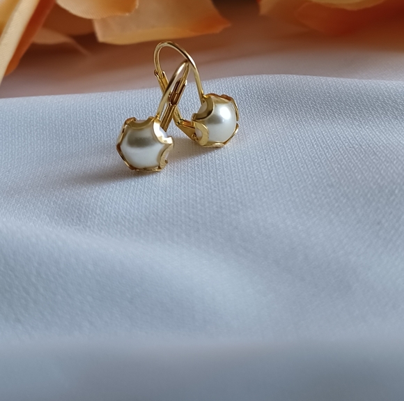 Elegant Gold and Pearl Stud Earrings - Picture 4 of 16